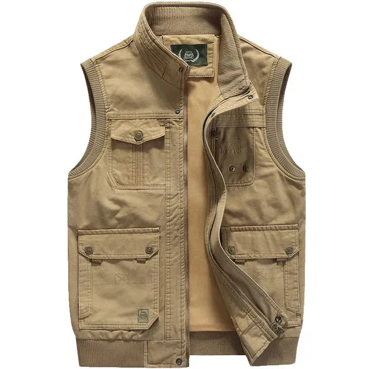 Men's versatile multi-pocket vest in a vintage style
