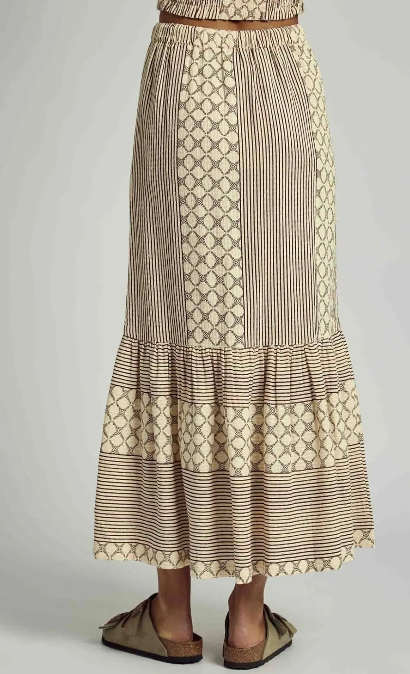 Native Youth - Kinsley Jacquard Tierred
Midi Skirt