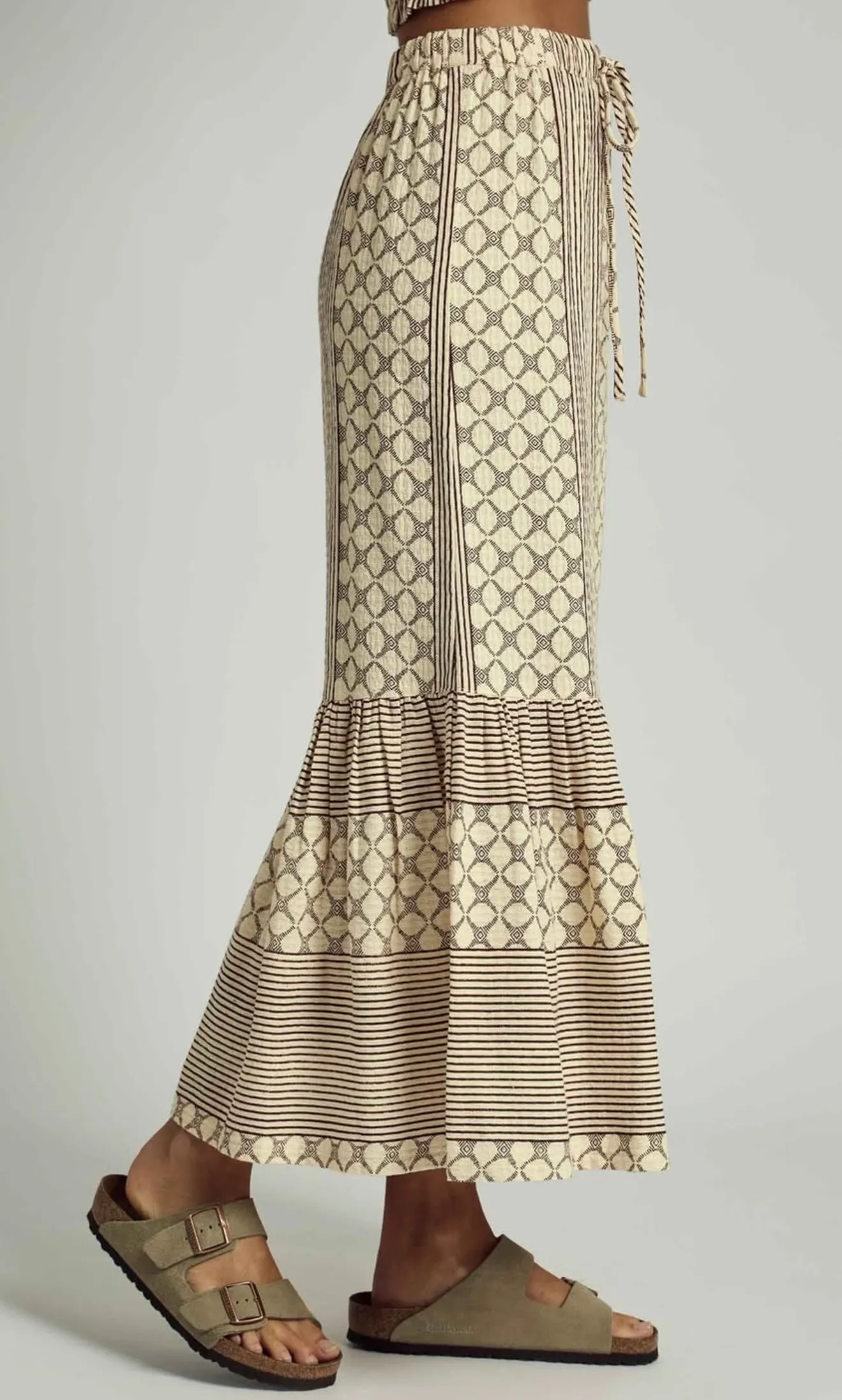 Native Youth - Kinsley Jacquard Tierred
Midi Skirt