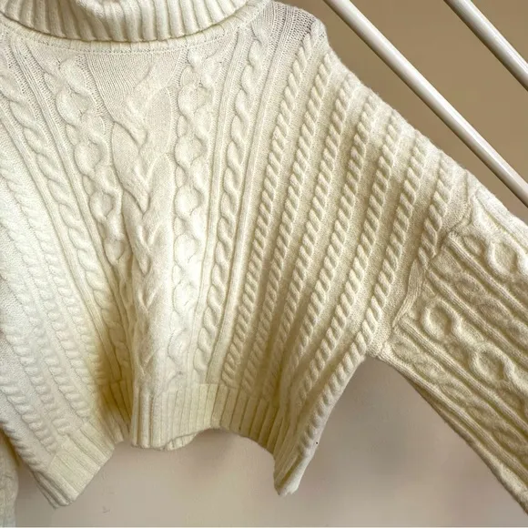 NWT WAYF Sweet Nothings Cable Knit Turtleneck Belle Sleeve Crop Sweater Sze Lge