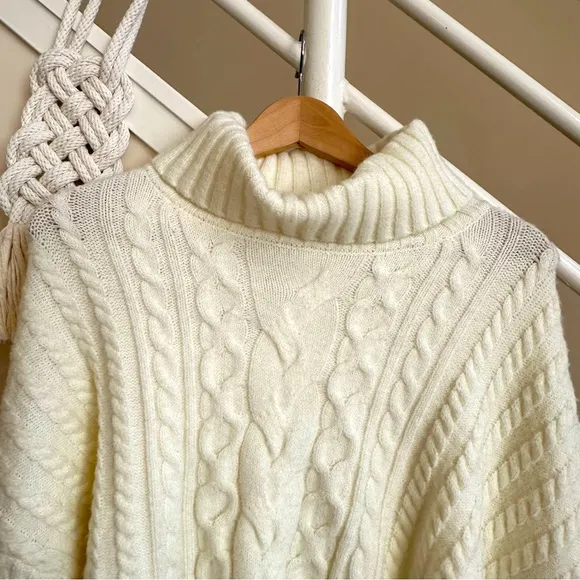 NWT WAYF Sweet Nothings Cable Knit Turtleneck Belle Sleeve Crop Sweater Sze Lge