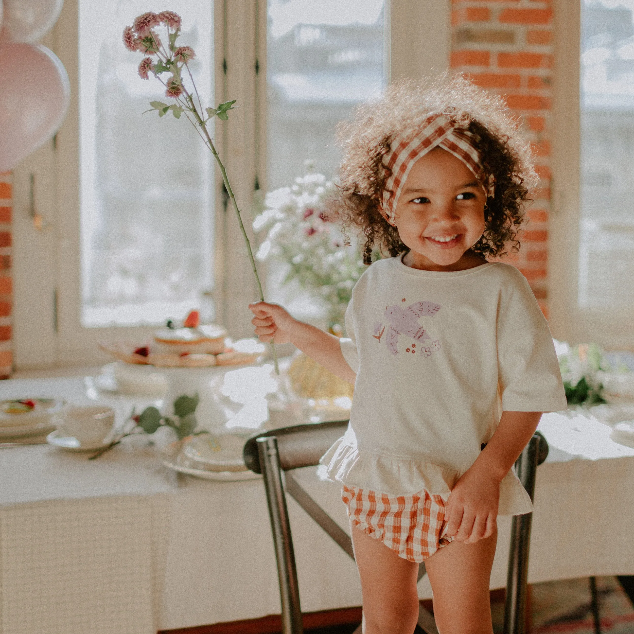 T-shirt crème à manches courtes en coton extensible, bébé || Cream short sleeves t-shirt in stretch cotton, baby