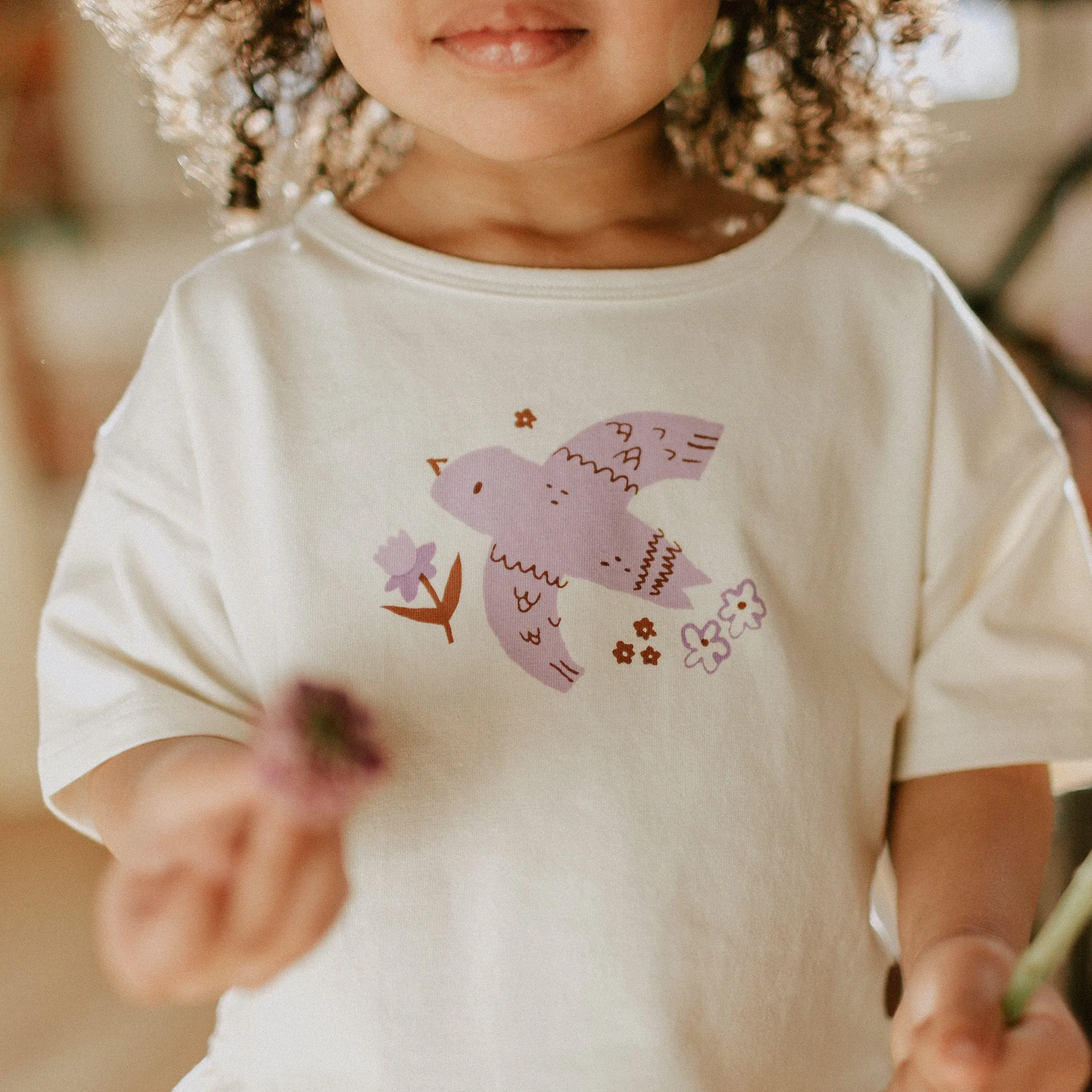 T-shirt crème à manches courtes en coton extensible, bébé || Cream short sleeves t-shirt in stretch cotton, baby