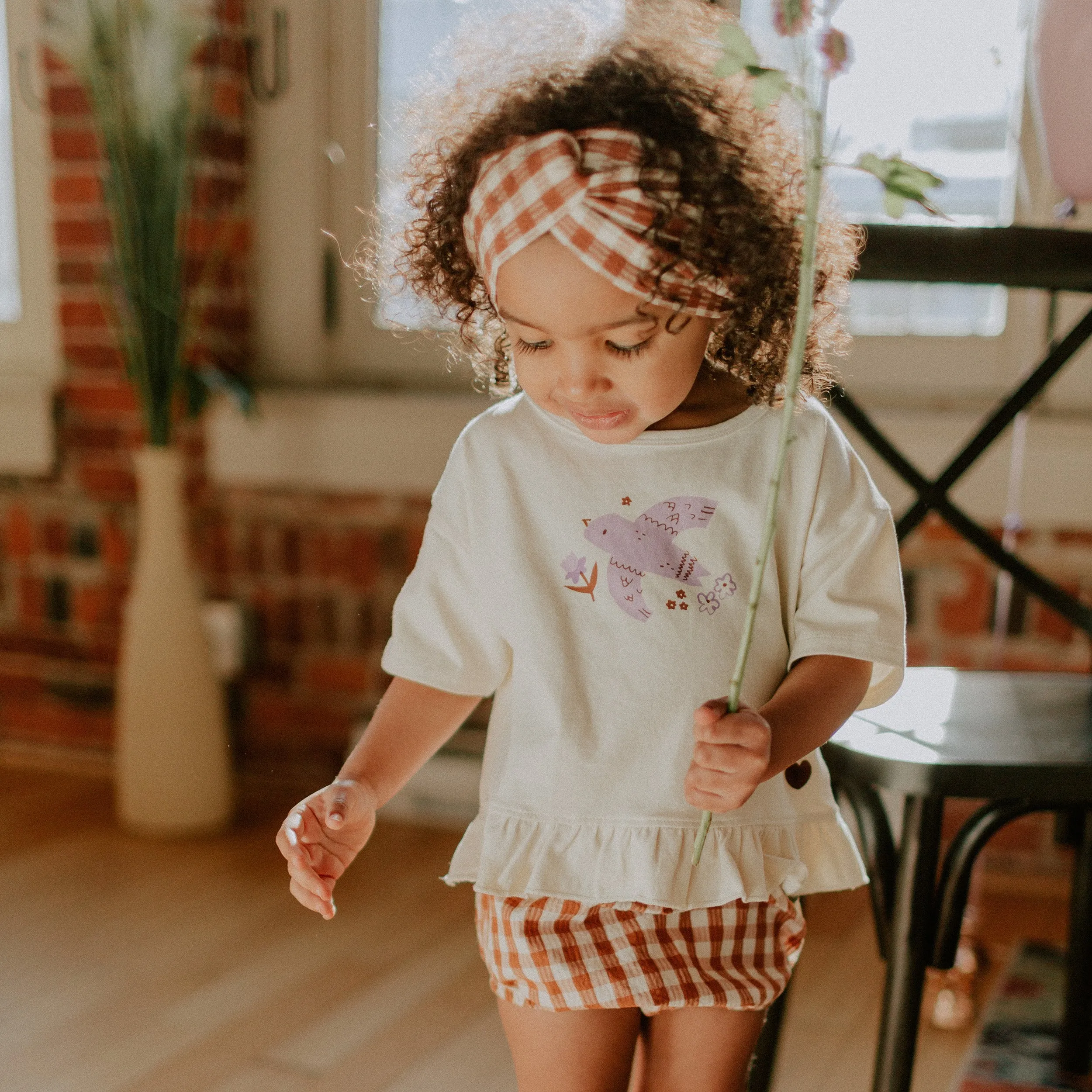 T-shirt crème à manches courtes en coton extensible, bébé || Cream short sleeves t-shirt in stretch cotton, baby