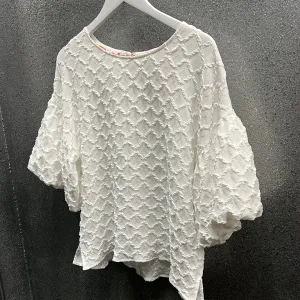 Textured cream top