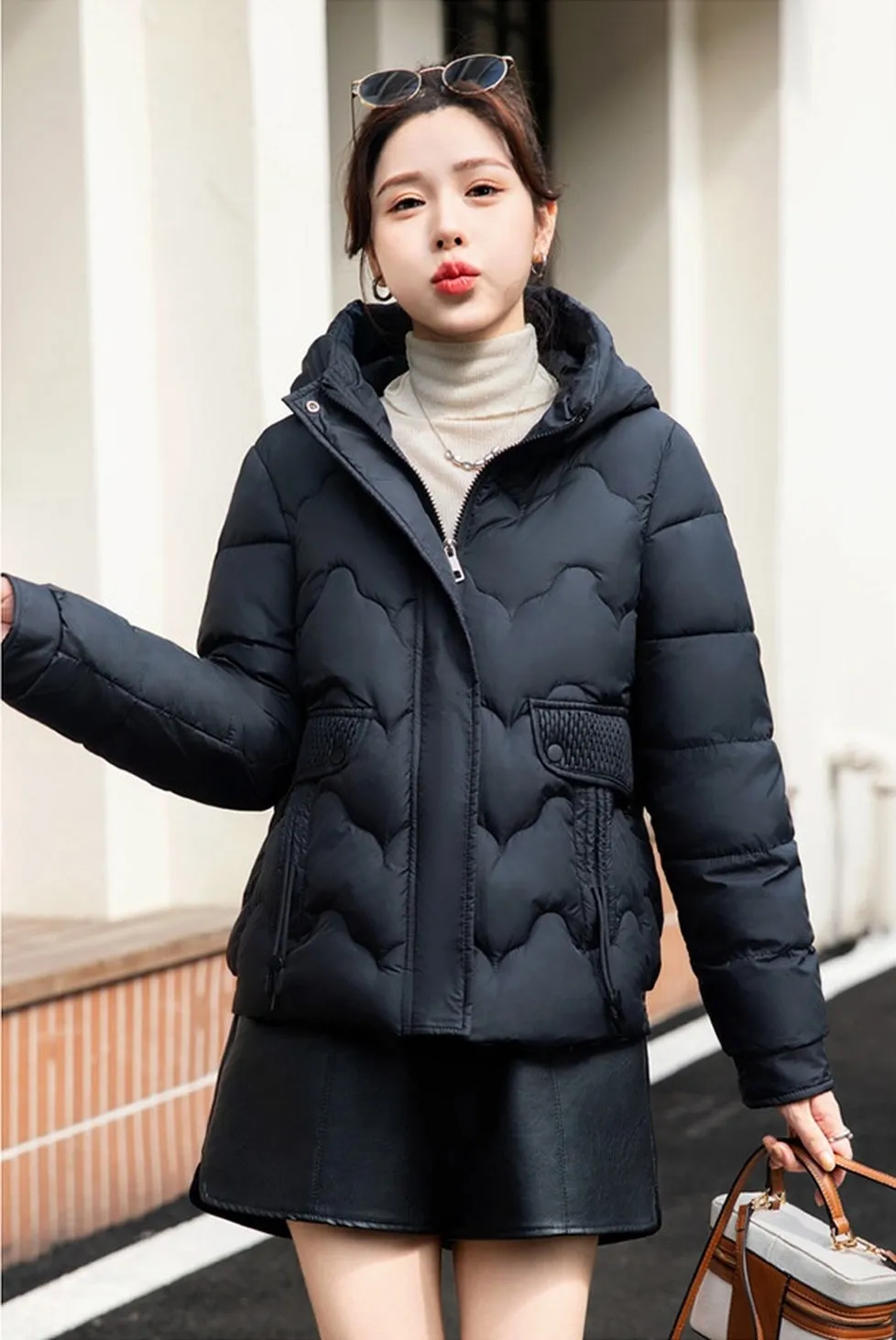 Women's Cropped Thickened Puffer Jacket for Warmth and Fashion
